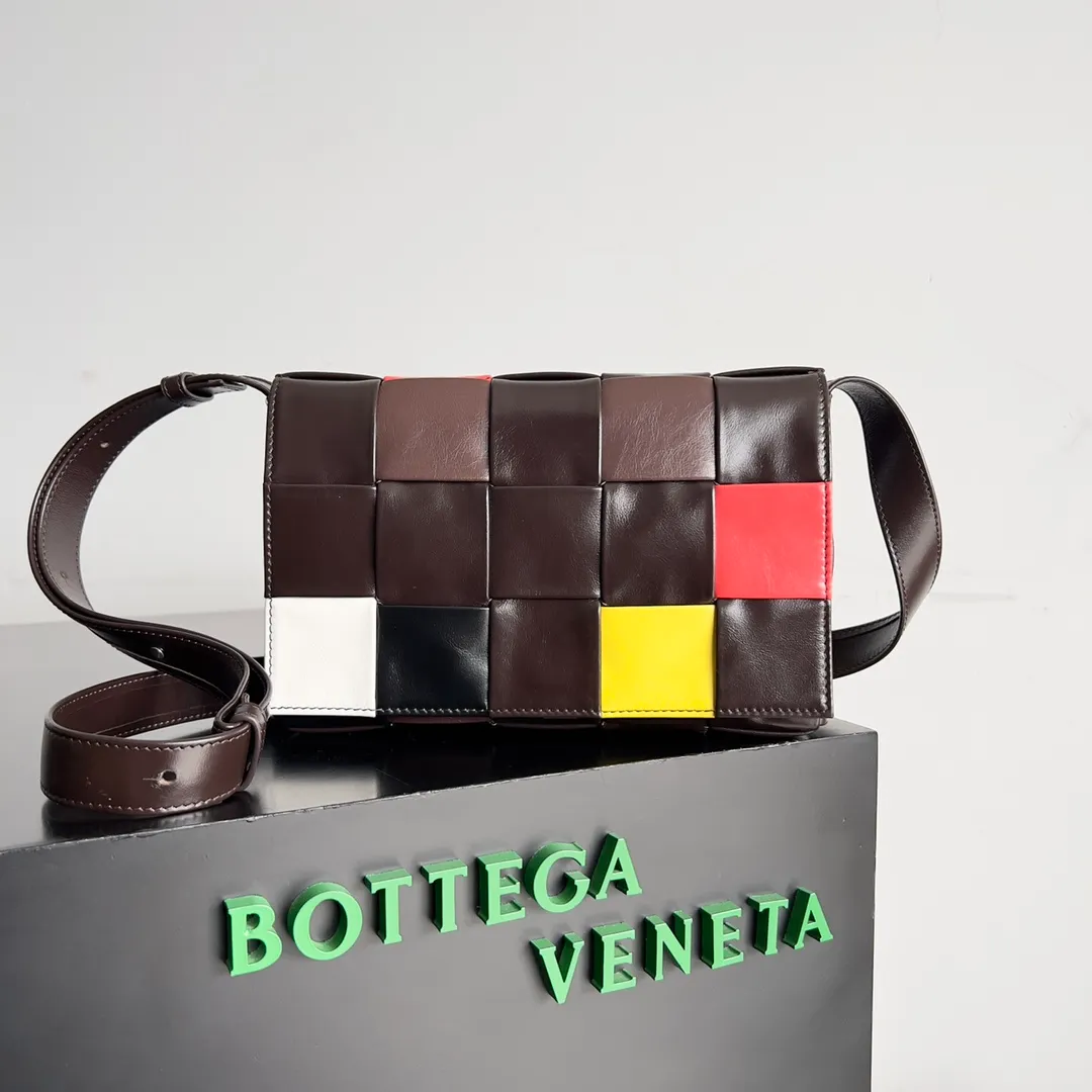 Batch 1880 BottegaVeneta new Cassette series men's fashion, colorful style trend‼ ️Macaron color matching Cassette's latest color check style is suitable for you who are leading the fashion 🌟 Braided Reverie, modern style and color ✨ Unisex, fashionable and practical, a must-have bag, easy to match with a high-end feel, very light weight, lazy and casual Style number: 667298 Size: 23*15*5cm